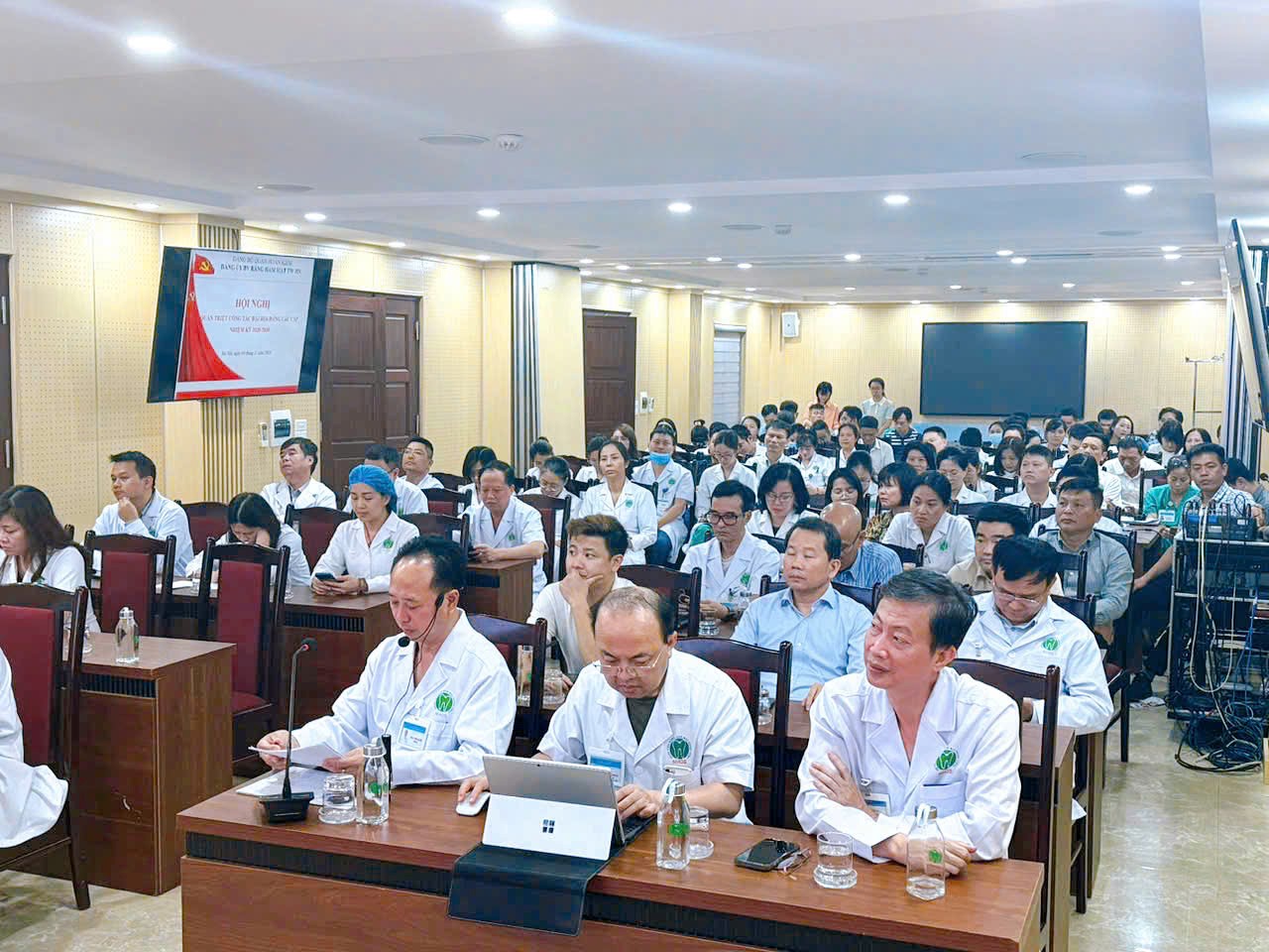 Toàn bộ đảng viên của các chi bộ trực thuộc Đảng bộ bệnh viện tham dự hội nghị